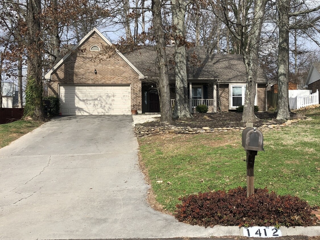 Primary Photo - Knoxville 37922, 3 bedroom, 2 bath home wi...