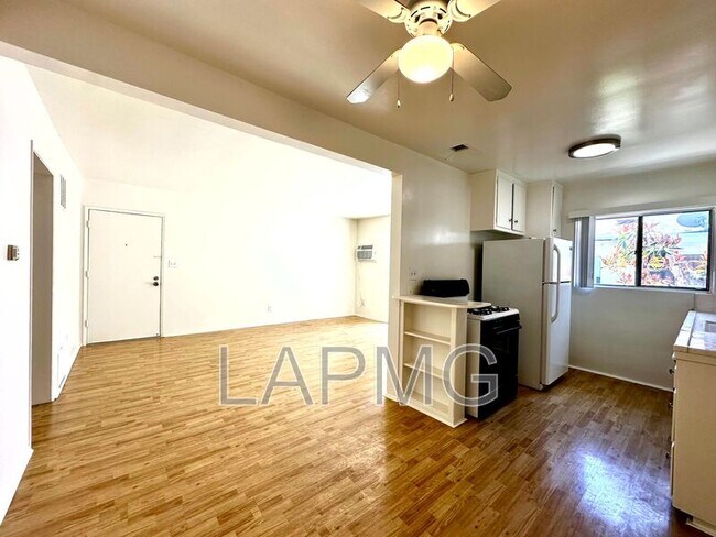 Foto del edificio - 5748 Hazeltine Ave