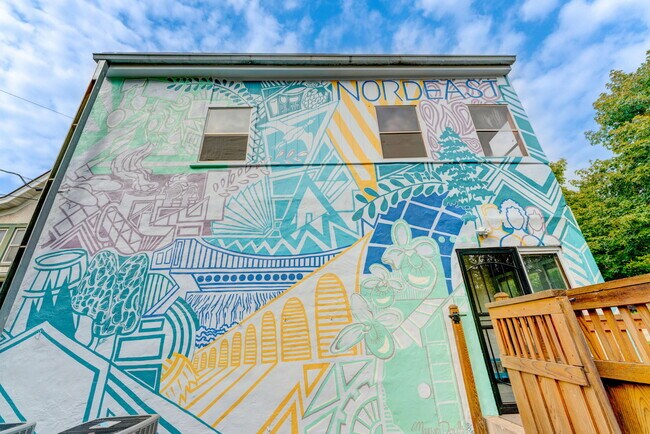 Mural realizado por un artista local de Minneapolis. - 1322 NE Lowry Ave