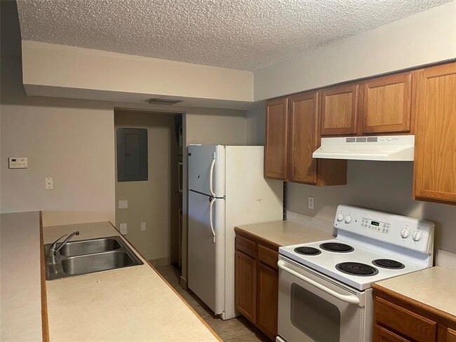 Building Photo - 9907 Westwood Dr