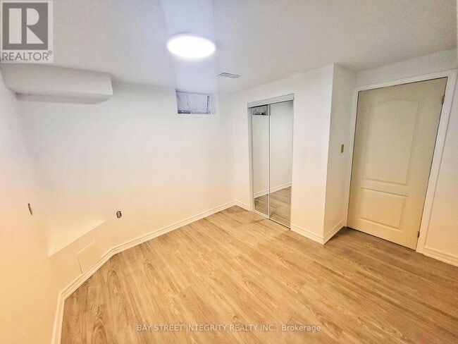Building Photo - LOWER 37 SANDHAM CRESCENT