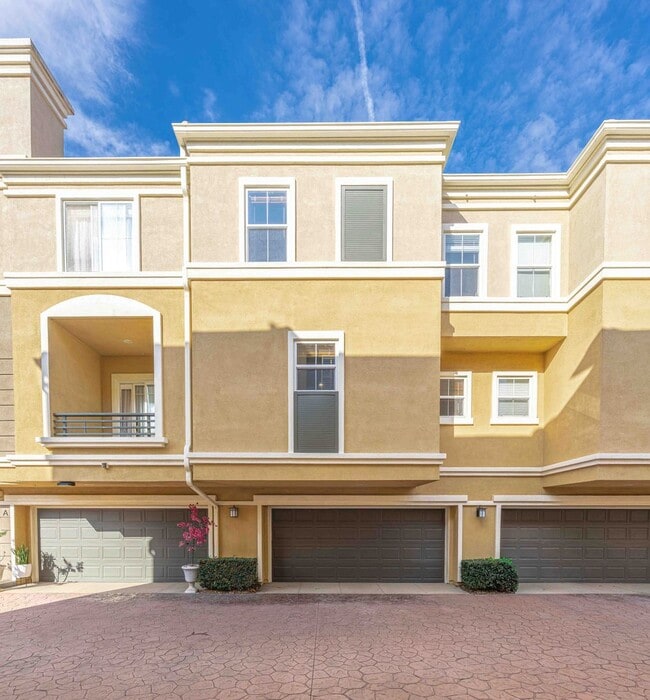 Foto del edificio - Stunning Upgraded Tri-Level Condo in South Coast Metro’s Exclusive Vantage Community