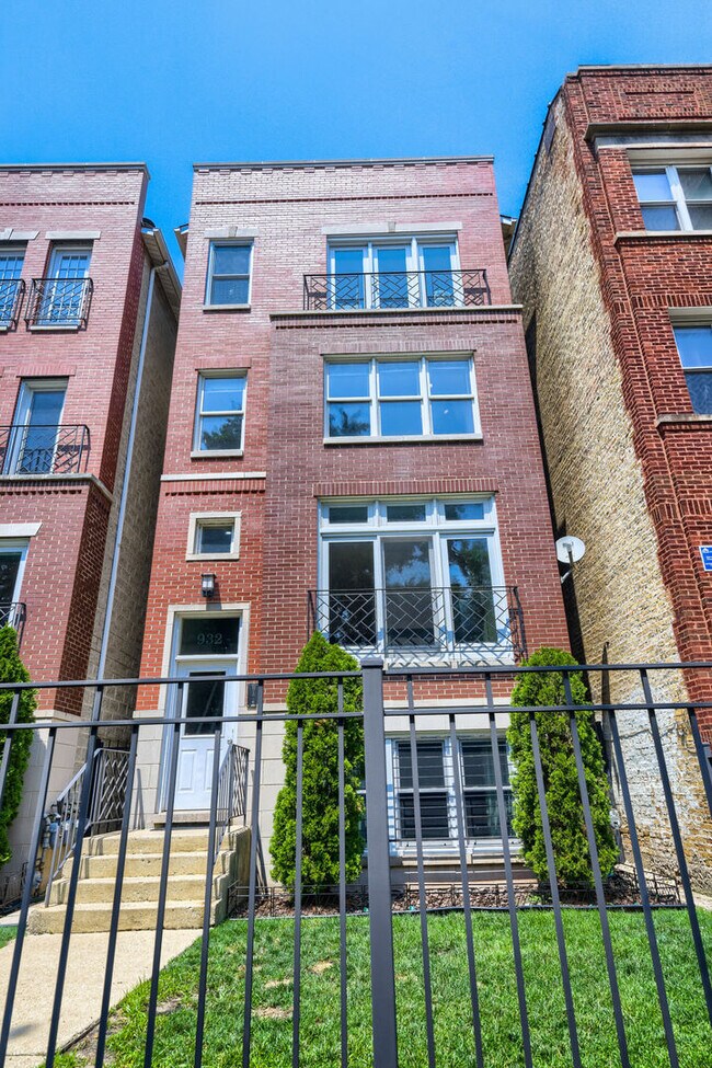 Building Photo - 932 W George St