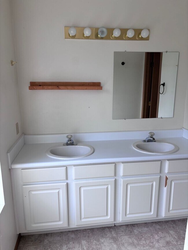 Building Photo - 4 Bedroom on Kagy