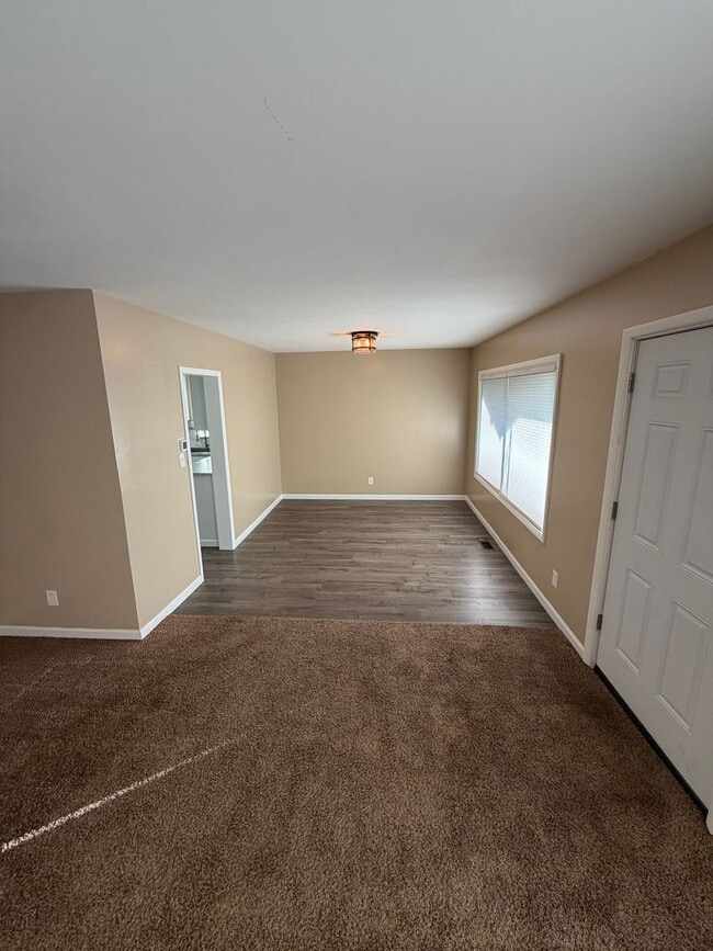 Building Photo - Charming home in a great neighborhood