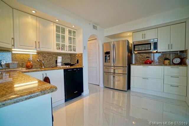 Building Photo - 2843 S Bayshore Dr  6D