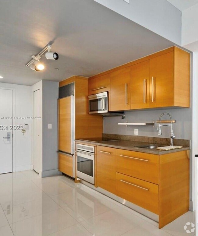Building Photo - 475 Brickell Ave