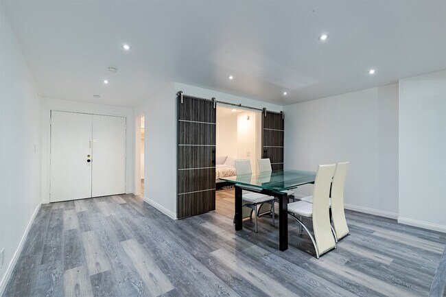 Foto del edificio - 321 N Oakhurst Dr