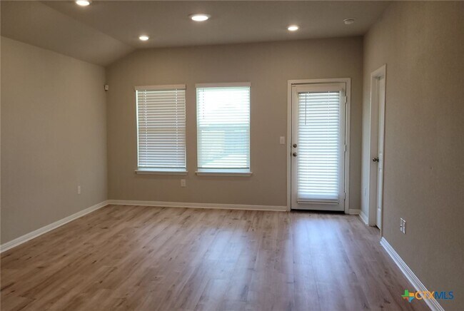 Foto del edificio - 417 Shiner Ln