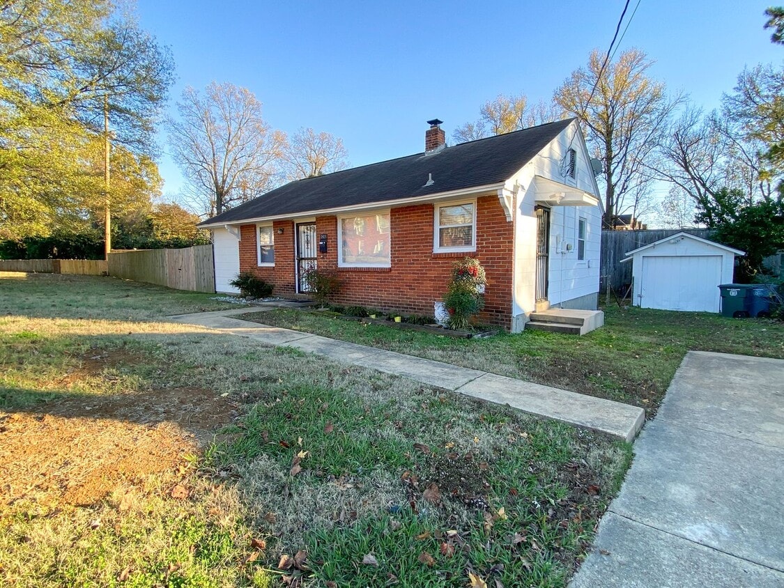 Primary Photo - 2 bed, 1 bathroom house near Christian Brothers University in Midtown Memphis