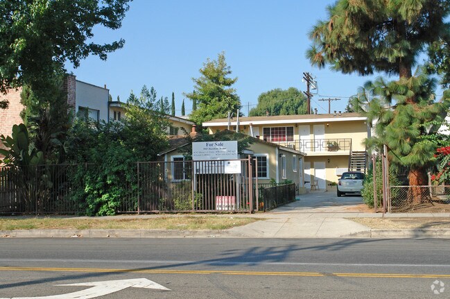 Building Photo - 5915 Hazeltine Ave