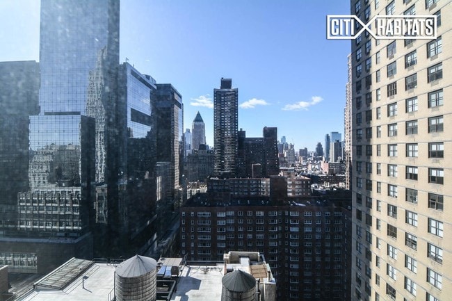 Building Photo - 30 W 61st St