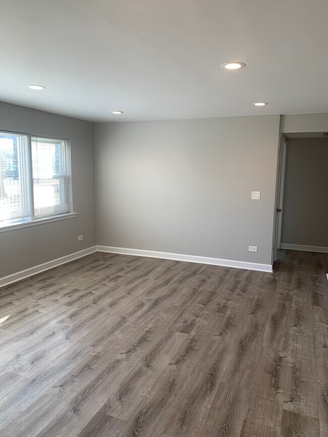 Building Photo - 3039 N Narragansett Ave