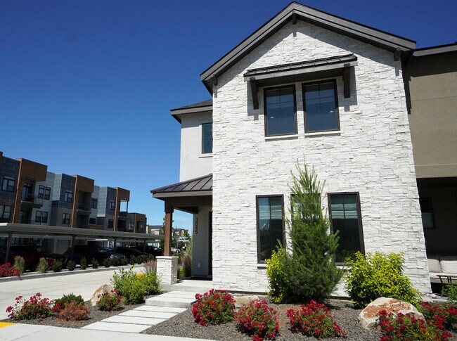 Building Photo - 3045 S Honeycomb Way