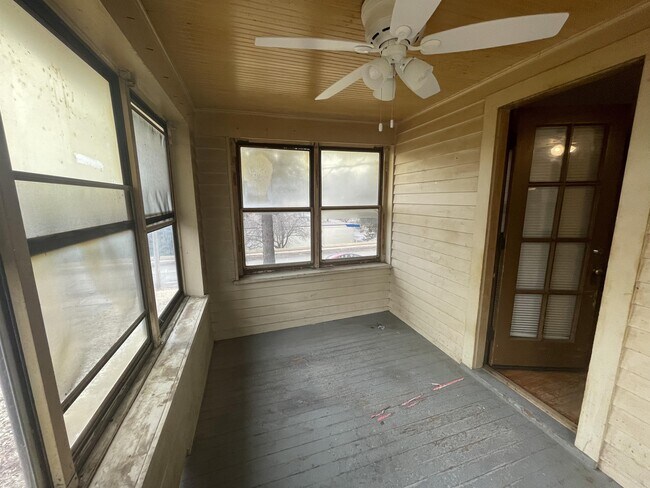 Foto del edificio - 3112 Forest Lawn Ave