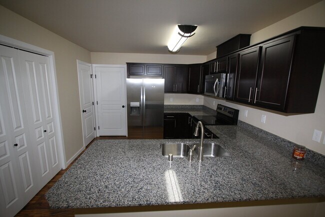 Building Photo - 3 Bedroom South Anchorage Townhouse!
