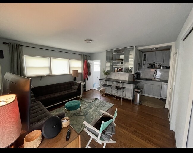 Building Photo - 304 Lincoln Blvd