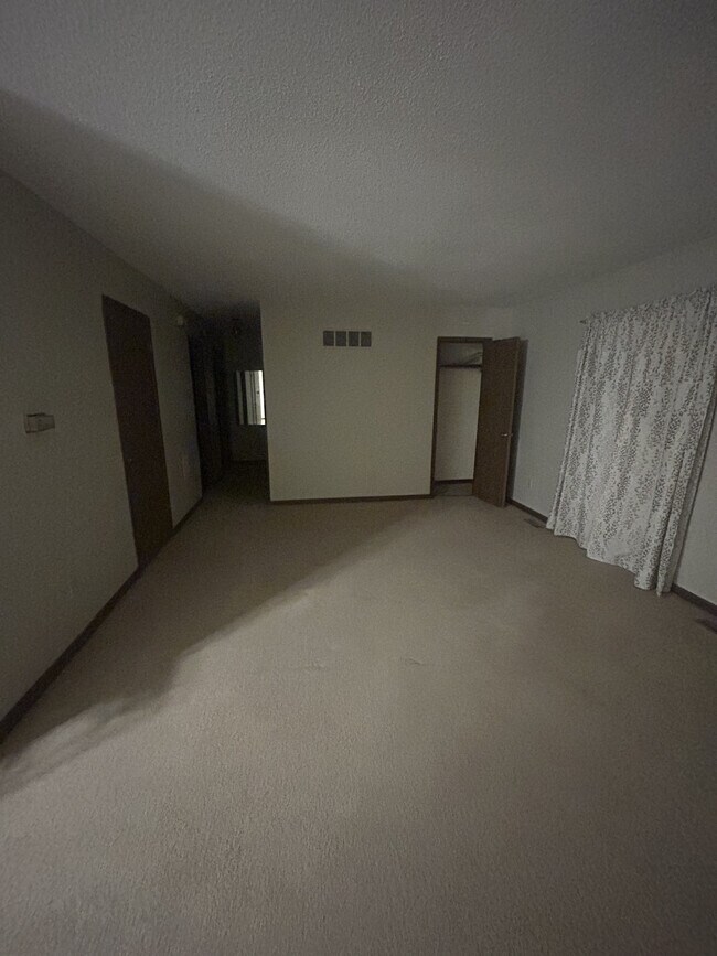 Sala con closet, acceso a cable. - 5672 Summer St