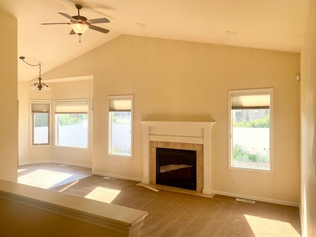 Building Photo - Beautiful 3 bed 2 bath condo on the west end!