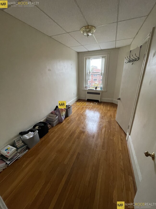 Building Photo - 916 Beacon St