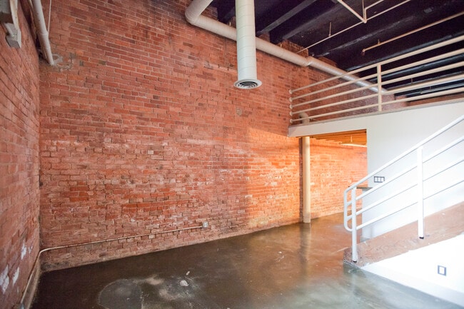 Building Photo - 6533 E Jefferson Ave