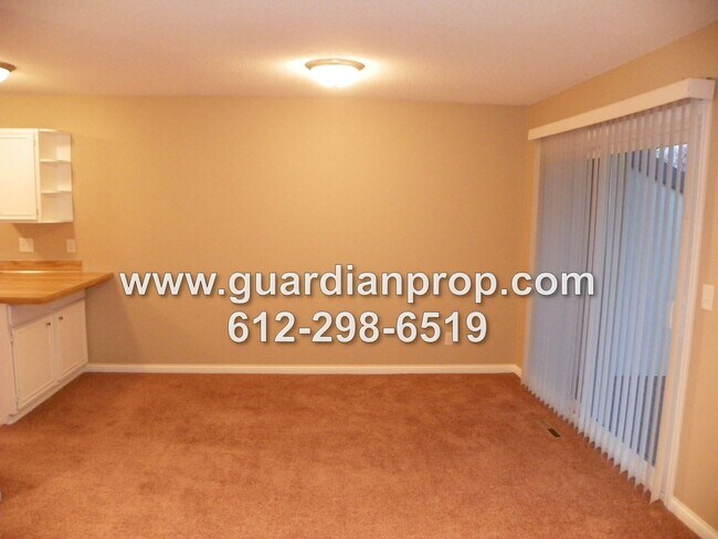 Foto del edificio - Woodbury Side by Side Available October 1, Family Room, Large Deck, Attached Garage