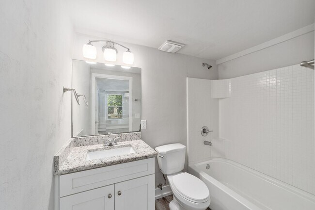 Foto del edificio - Brand New 1 Bedroom 1 Bathroom Steps away from UF! FALL 2026