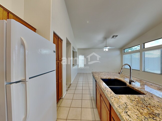 Foto del edificio - 40738 N Robinson Dr