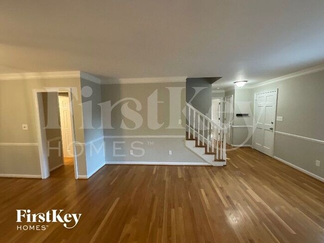 Building Photo - 732 Luxbury Rd