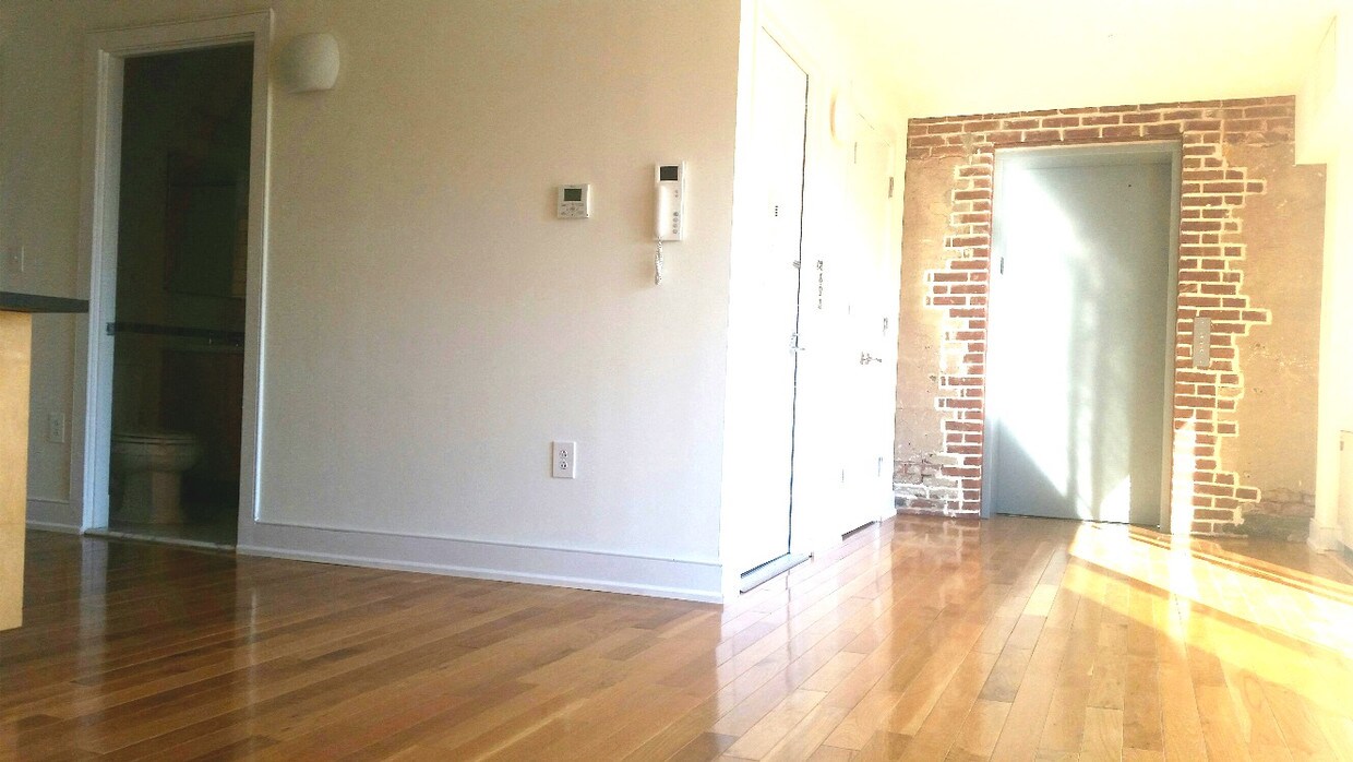 Primary Photo - 225 Front St