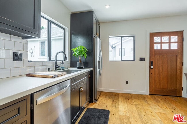 Foto del edificio - 2241 1/2 Harwood St