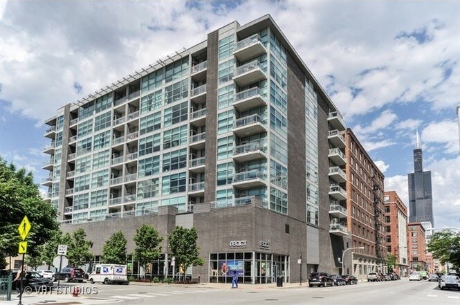 Exterior - 225 S Sangamon St