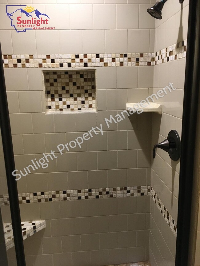 Building Photo - Duplex unit with Modern updates and a Garage - Available Now!