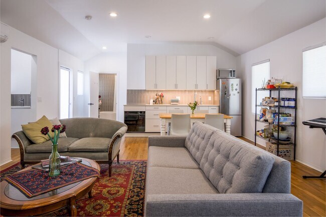 Foto del edificio - Amazing European Remodel on Classic Ranch ...