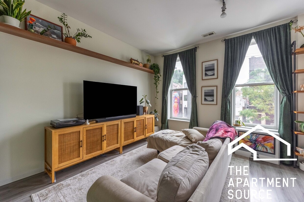 Primary Photo - 2020 S Throop St
