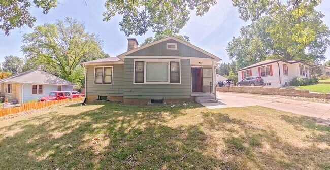 Foto del edificio - 3D Tour Available - Close to KSU Campus + Off-Street Parking + BIG Rooms + Washer & Dryer Include...