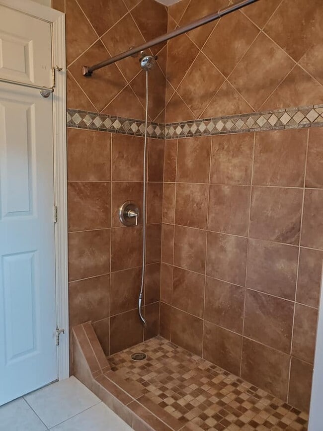 Building Photo - 11 Elm St