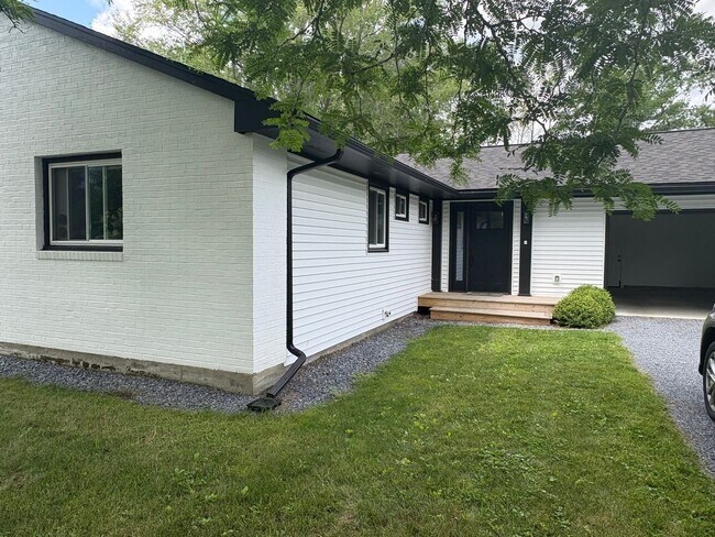 Building Photo - Large modern single-family home for rent.