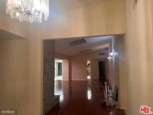 Building Photo - 6 br, 3 bath House - 5041 Greenbush Ave