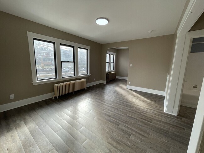 Building Photo - Broadway - 2816 - (Units I - L)