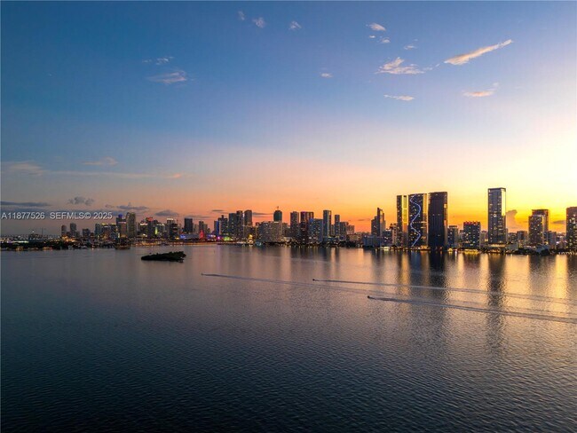 Foto del edificio - 700 NE 24th St