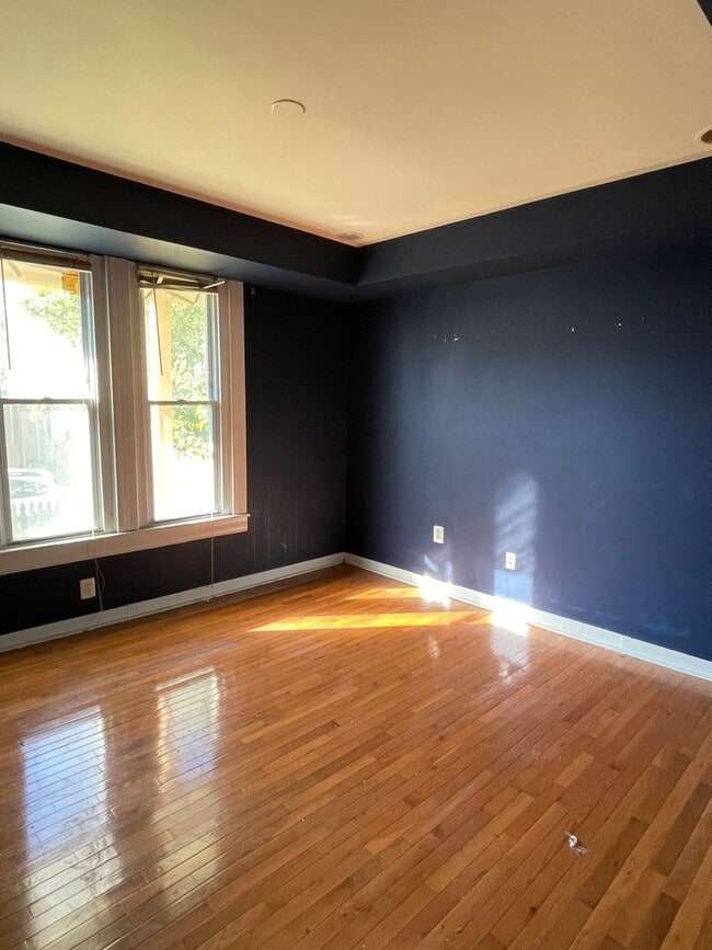 Building Photo - Lovely & Updated Oakenshawe 2bd/1.5ba home...