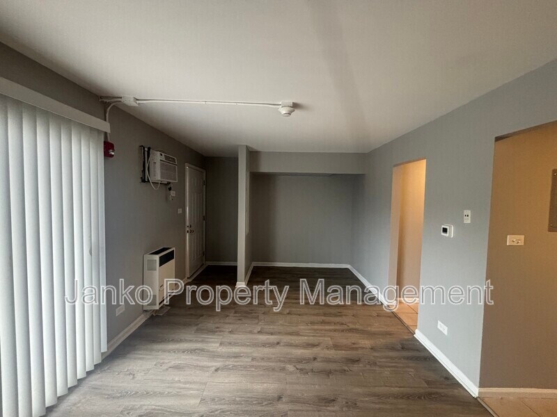 Foto del edificio - 3333 Commercial Ave