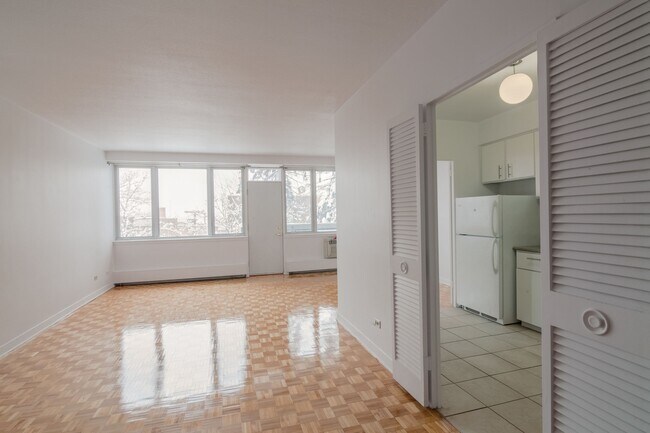Building Photo - 900 Av. Rockland