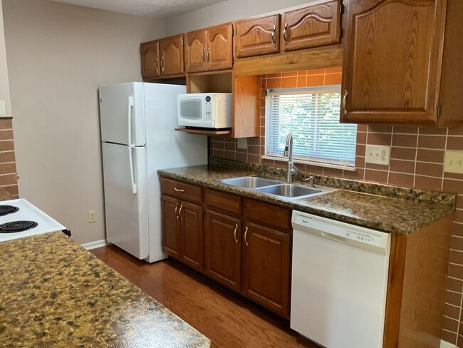 Building Photo - 2 BEDROOM CONDO - ALL UTILITIES PAID