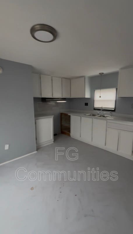 Building Photo - 2658 Sides Village Dr