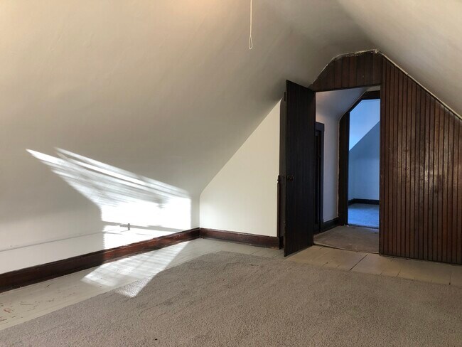 Bonus Room - 4564 N Edgewood Ave
