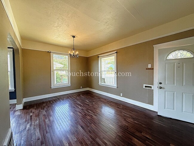 Building Photo - Contemporary 2 BD | 1 BA Home w/ Private B...