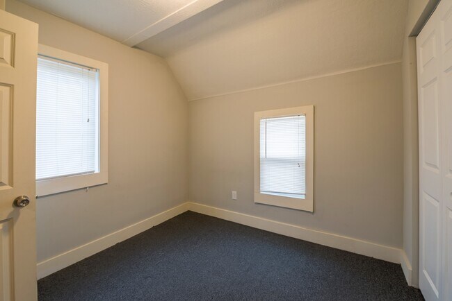 Foto del edificio - 2418 3rd St NE