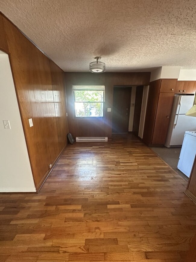 Building Photo - Quaint Three Bedroom Home in Vancouver!